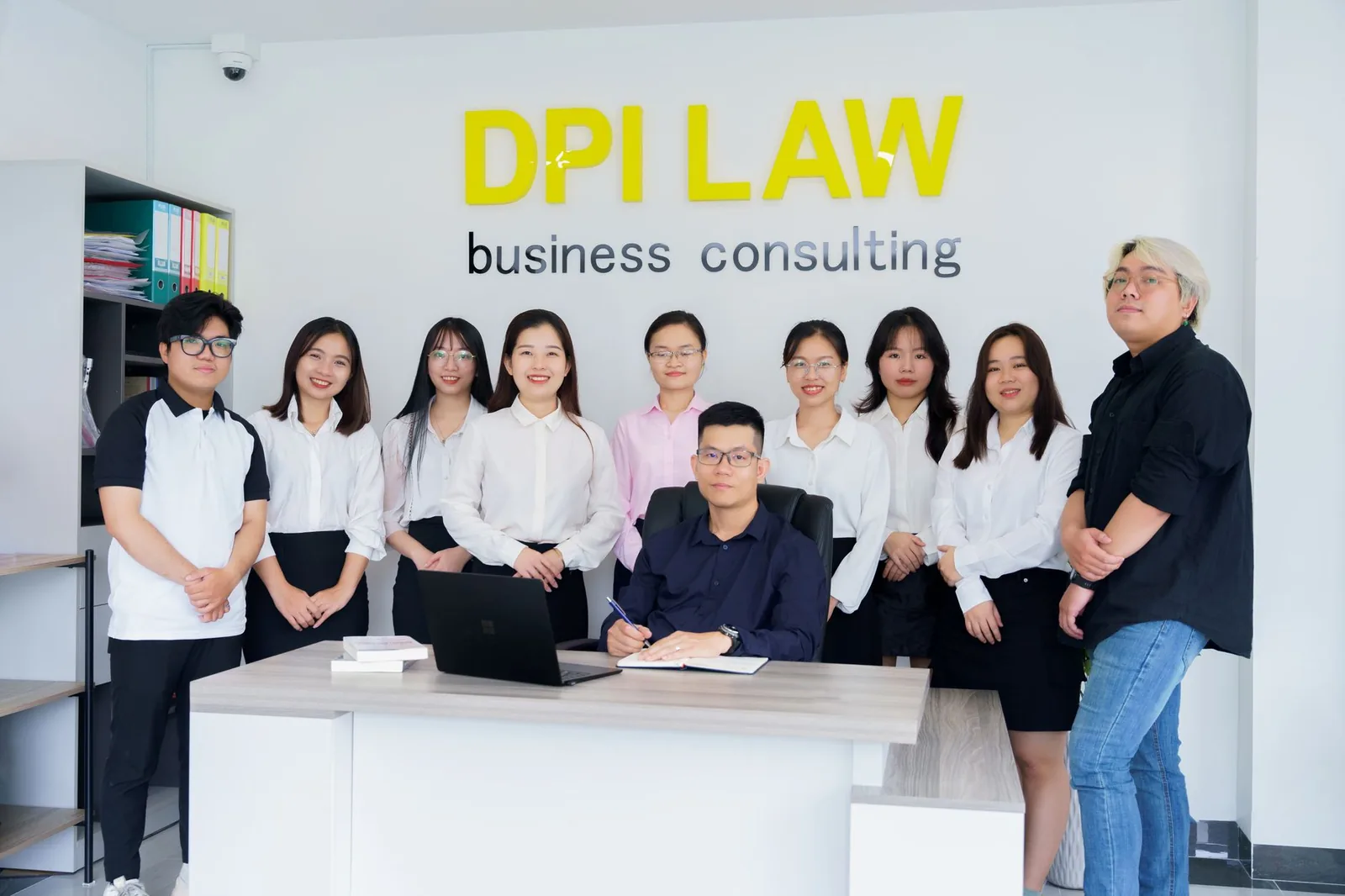 Professional consultation meeting between an SEO specialist and a client